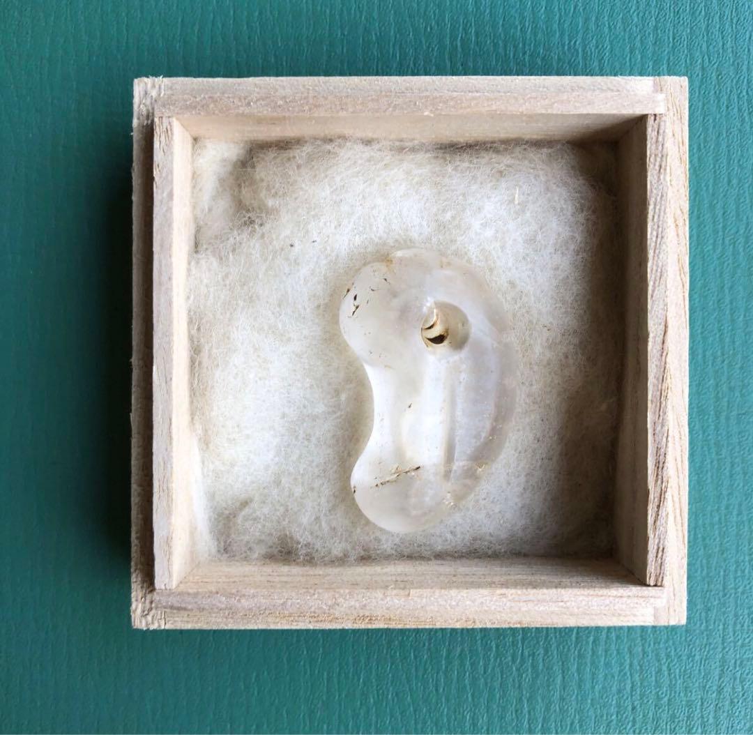 勾玉　（e）　箱付き