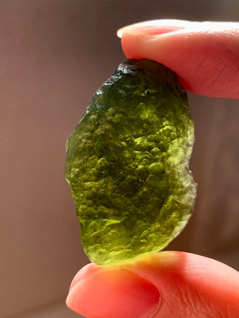 最強パワーストーンモルダバイト　テクタイト　隕石　ヒーリング鉱物標本　リビアン