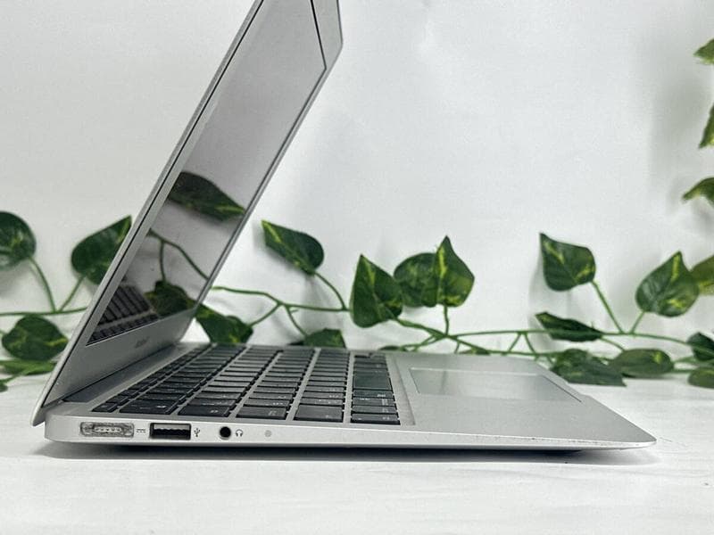 11インチMacBook Air-i5 3317/SSD128/良品