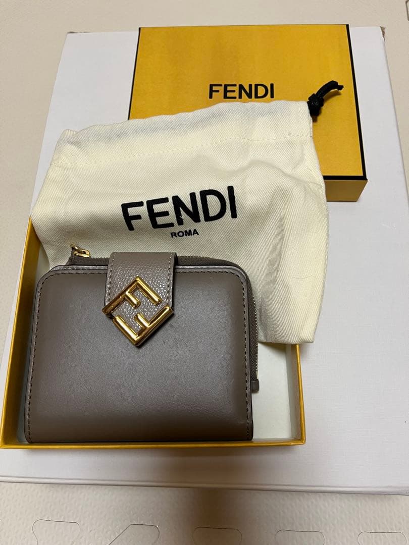 ［クリスマスセール］Fendi グレー 二つ折り財布 専用袋付き