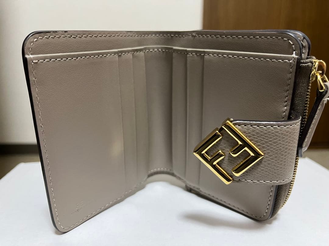 ［クリスマスセール］Fendi グレー 二つ折り財布 専用袋付き