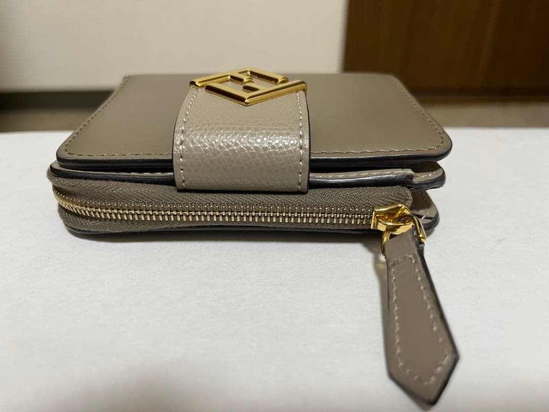［クリスマスセール］Fendi グレー 二つ折り財布 専用袋付き