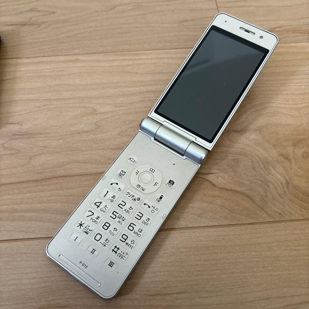 P01E NTT docomo 携帯電話　折りたたみ式