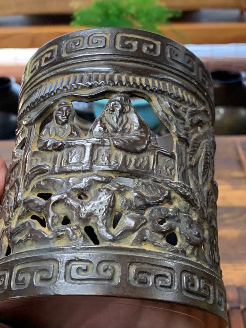 中国？ビンテージ　真鍮製　繊細な透かし彫り　仏閣仙人　筆立　一点物