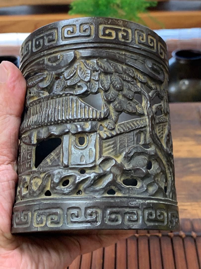 中国？ビンテージ　真鍮製　繊細な透かし彫り　仏閣仙人　筆立　一点物