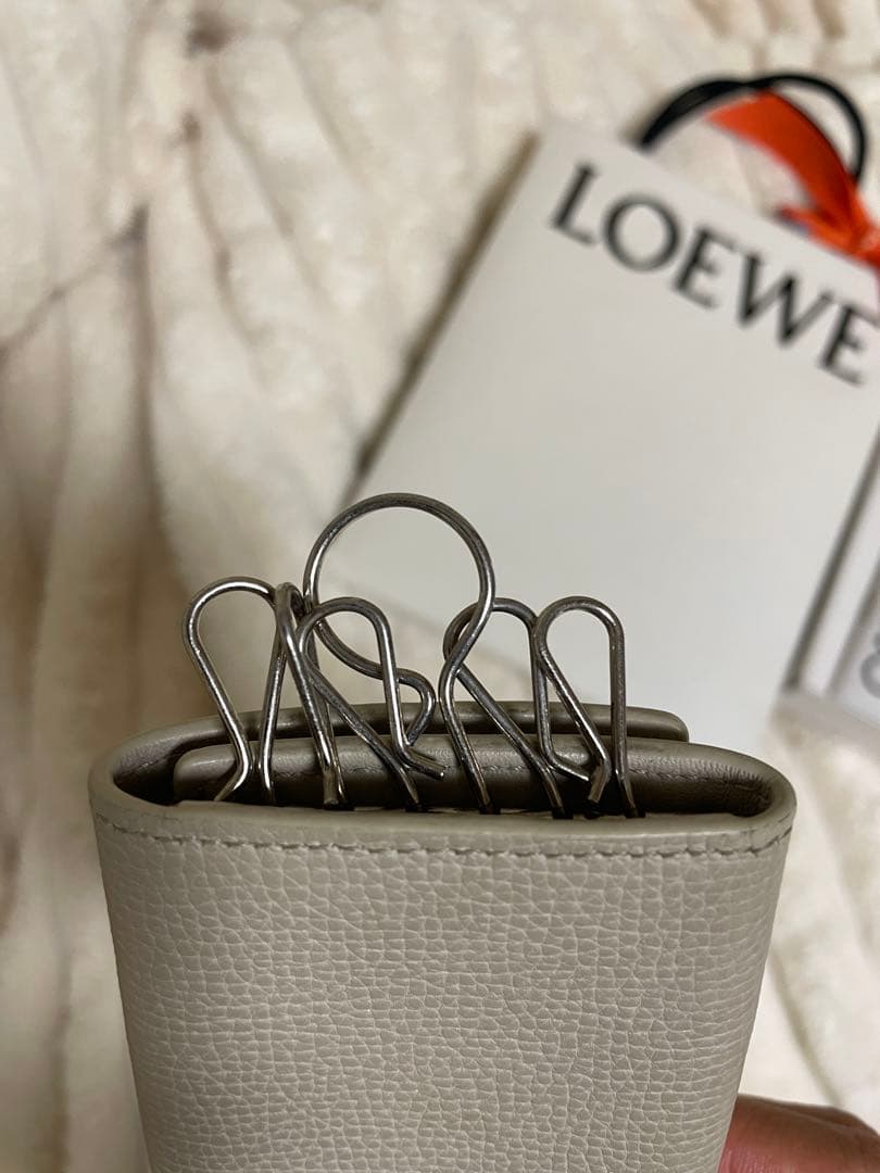 LOEWE ベージュ レザー キーケース