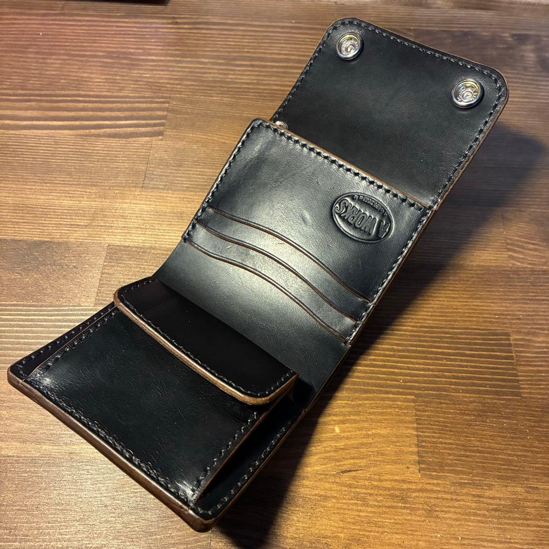 ショートトラッカーウォレット　MARYAM社　ホースバット　丘染めブラック　茶芯