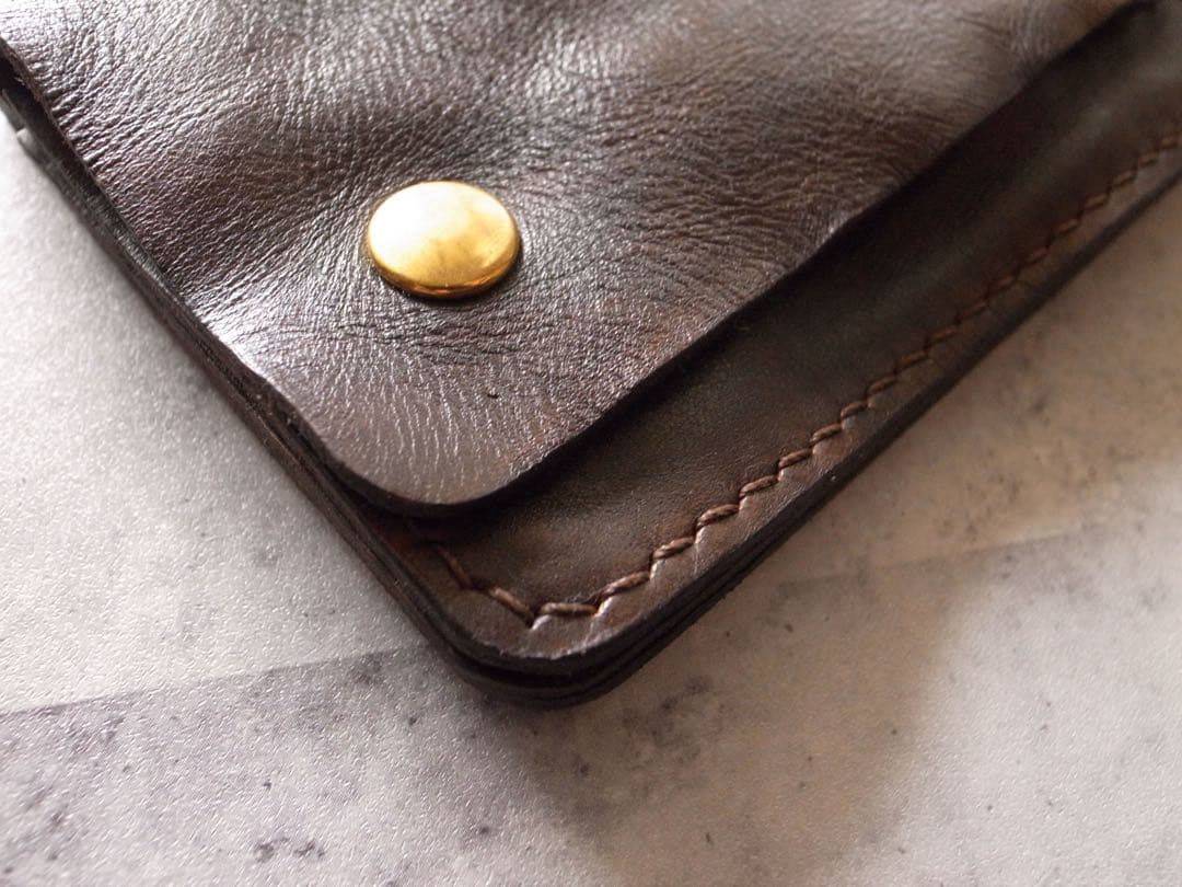 手染めと手縫いで仕上げたショートトラッカーウォレット