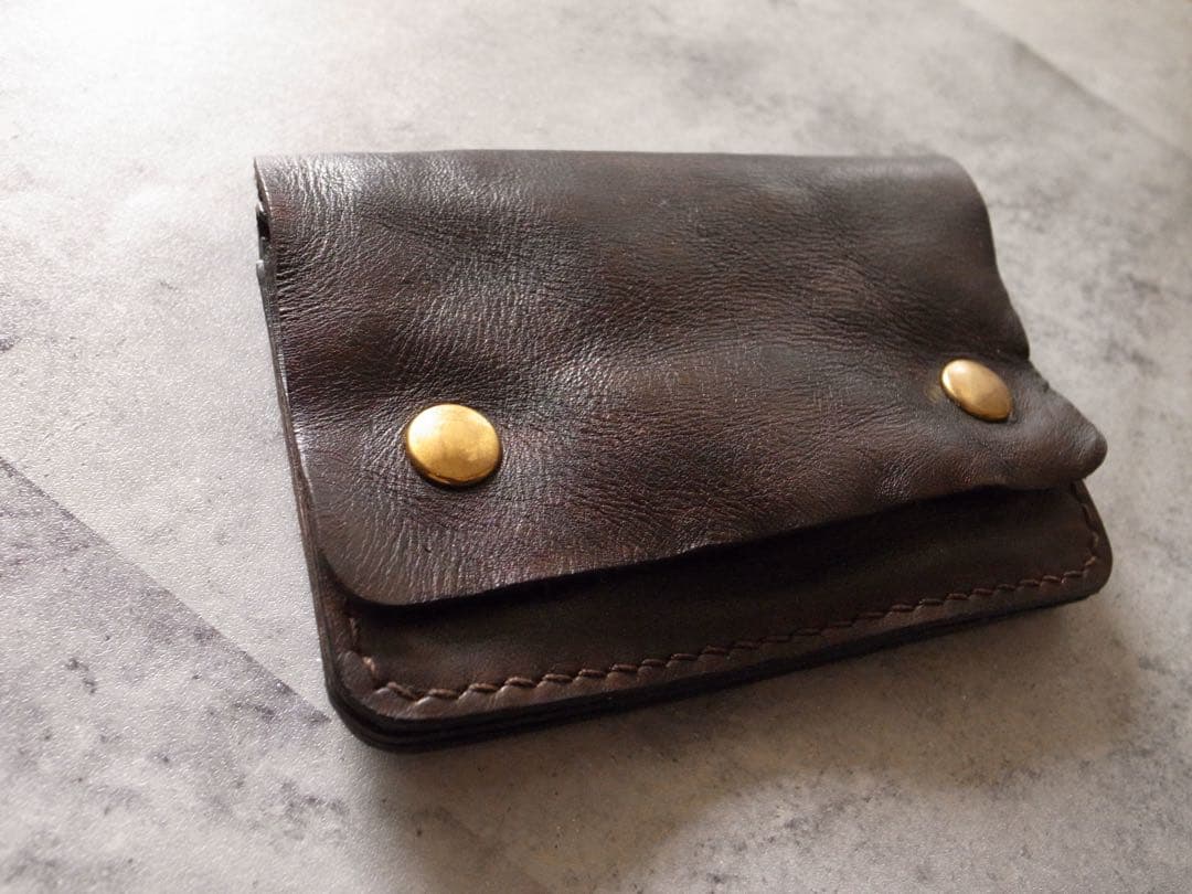 手染めと手縫いで仕上げたショートトラッカーウォレット