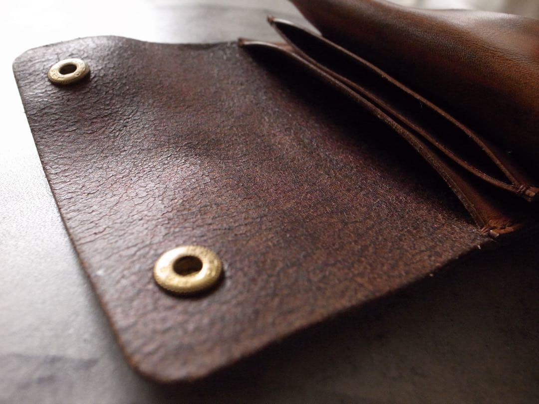 手染めと手縫いで仕上げたショートトラッカーウォレット