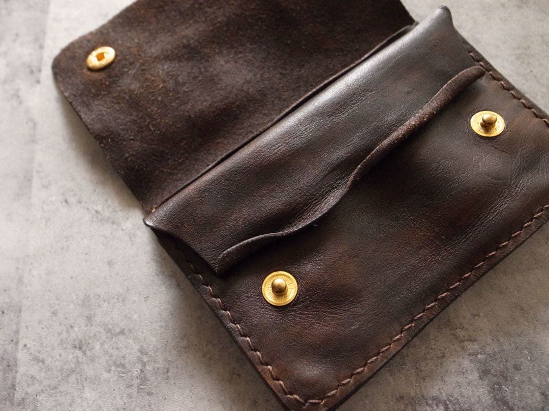 手染めと手縫いで仕上げたショートトラッカーウォレット