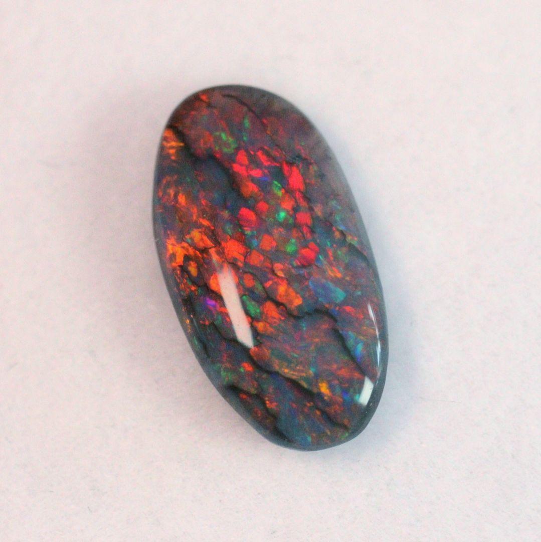 見上げた木の花　オーストラリア　ライトニングリッジ産　ブラックオパール