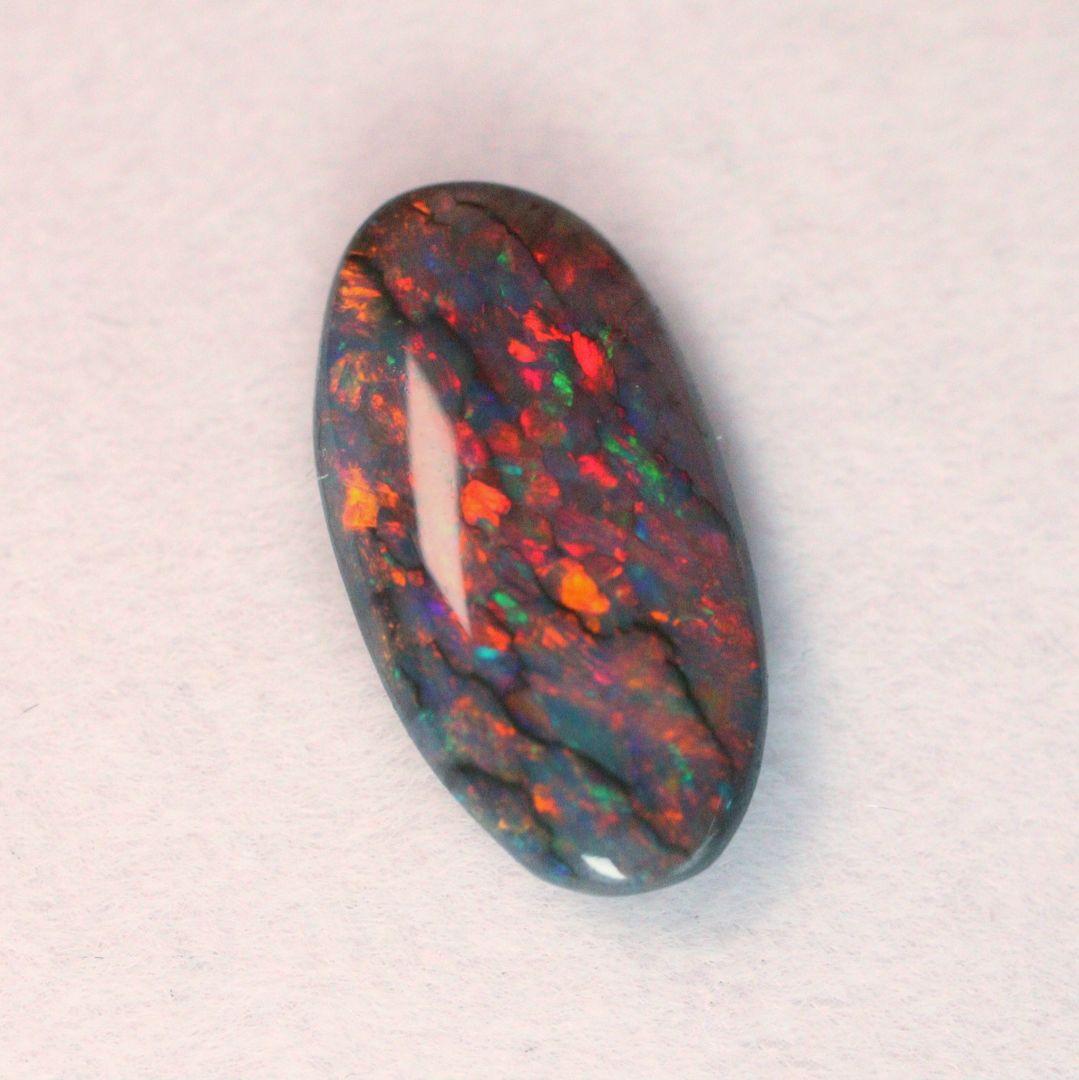 見上げた木の花　オーストラリア　ライトニングリッジ産　ブラックオパール