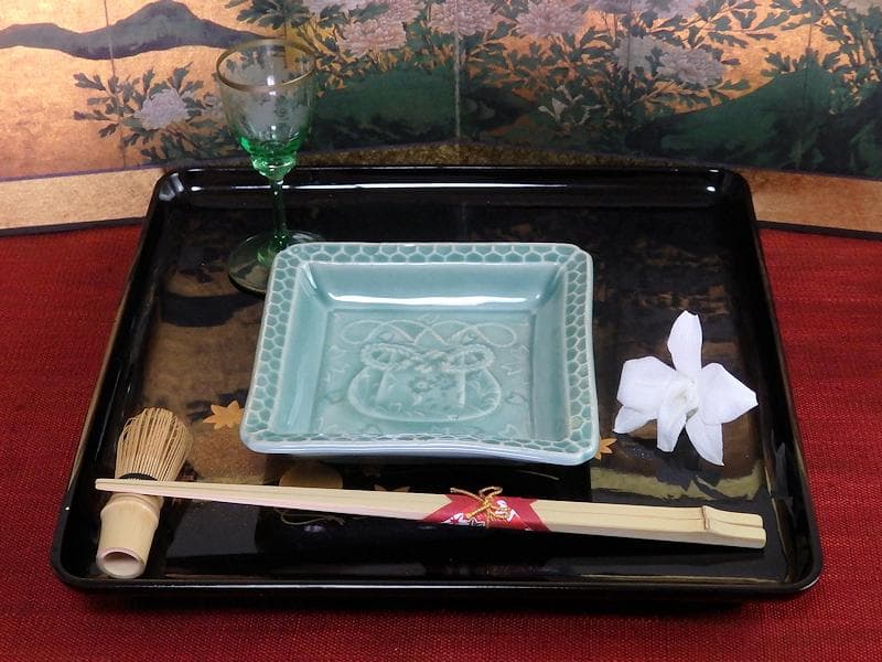 渋草焼　青磁　陽刻　巾着に桜の図　五陶　四方角皿　F348AS-fbuk