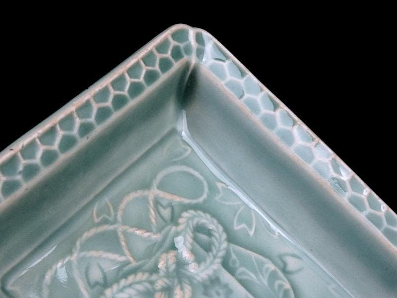 渋草焼　青磁　陽刻　巾着に桜の図　五陶　四方角皿　F348AS-fbuk