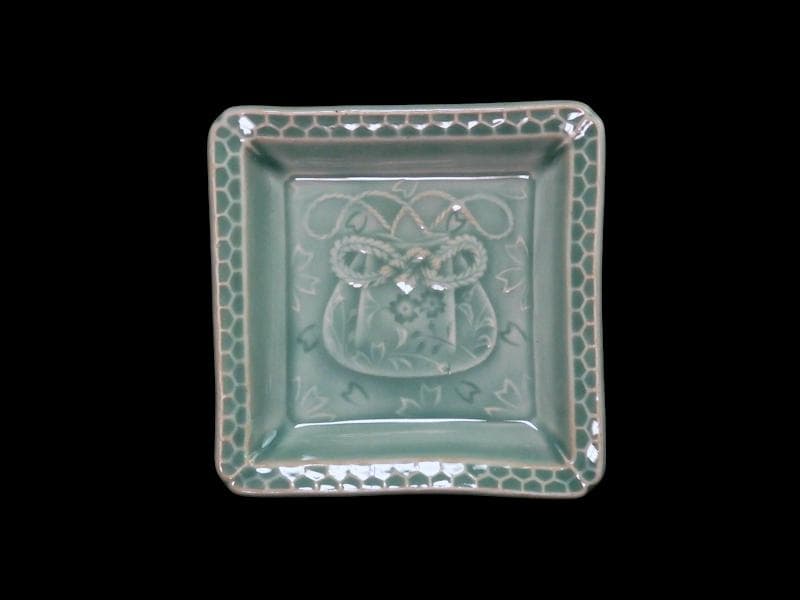 渋草焼　青磁　陽刻　巾着に桜の図　五陶　四方角皿　F348AS-fbuk