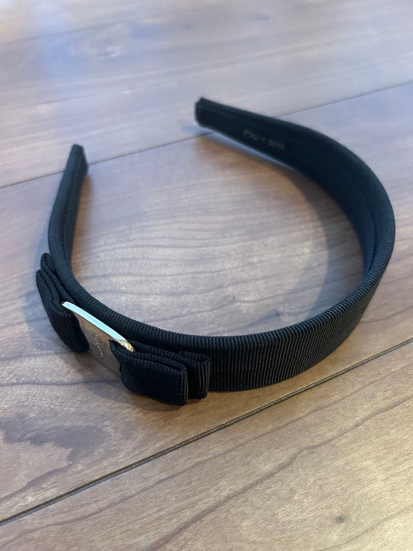 フェラガモ　リボン　カチューシャ　黒　美品