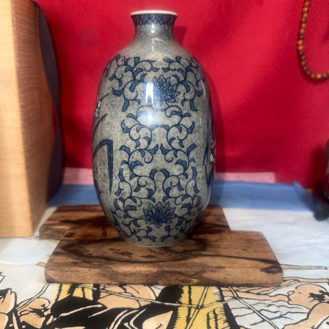 人間国宝13代今右衛門本人作高台彫印色鍋島吹墨薄墨草重ね花文共箱付き