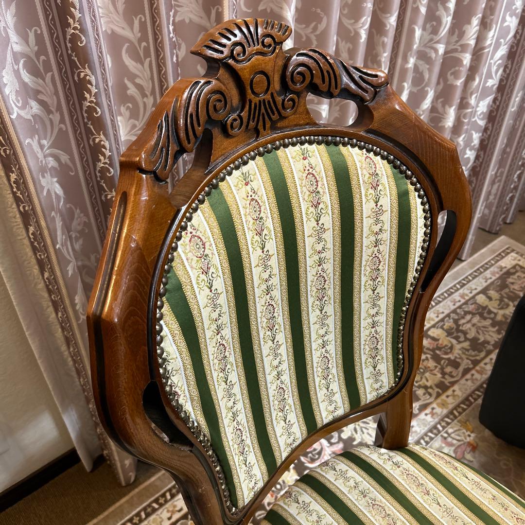 クラシックスタイルのダイニングチェア