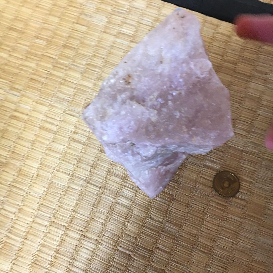 水晶の巨大原石(ピンク色)