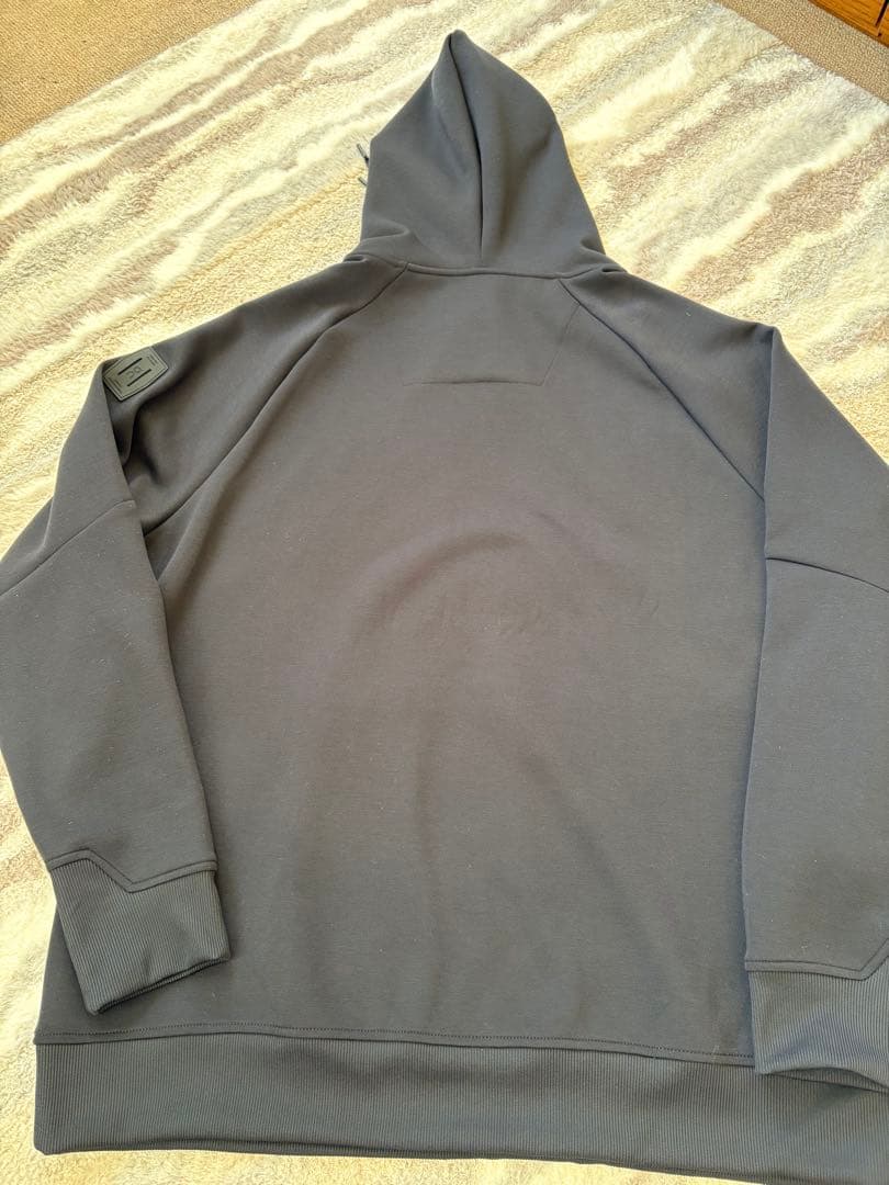 O n オン　パーカー　XLサイズ