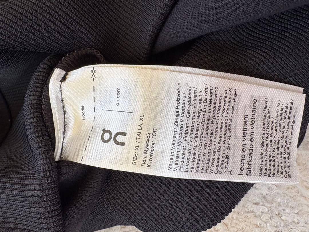O n オン　パーカー　XLサイズ