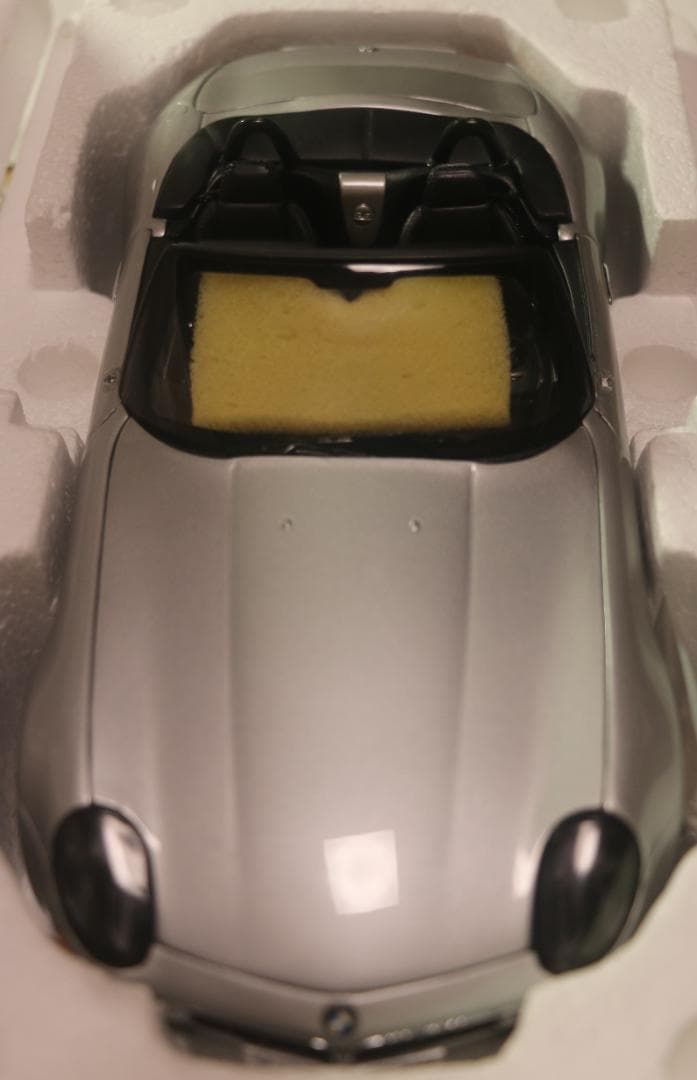 BMW Z8 「007 ワールドイズノットイナフ」バージョン １／１８中古品