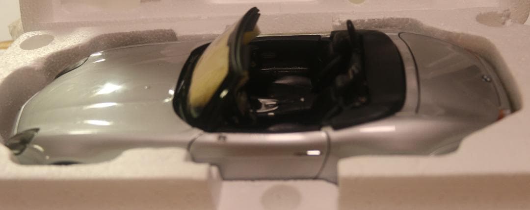 BMW Z8 「007 ワールドイズノットイナフ」バージョン １／１８中古品