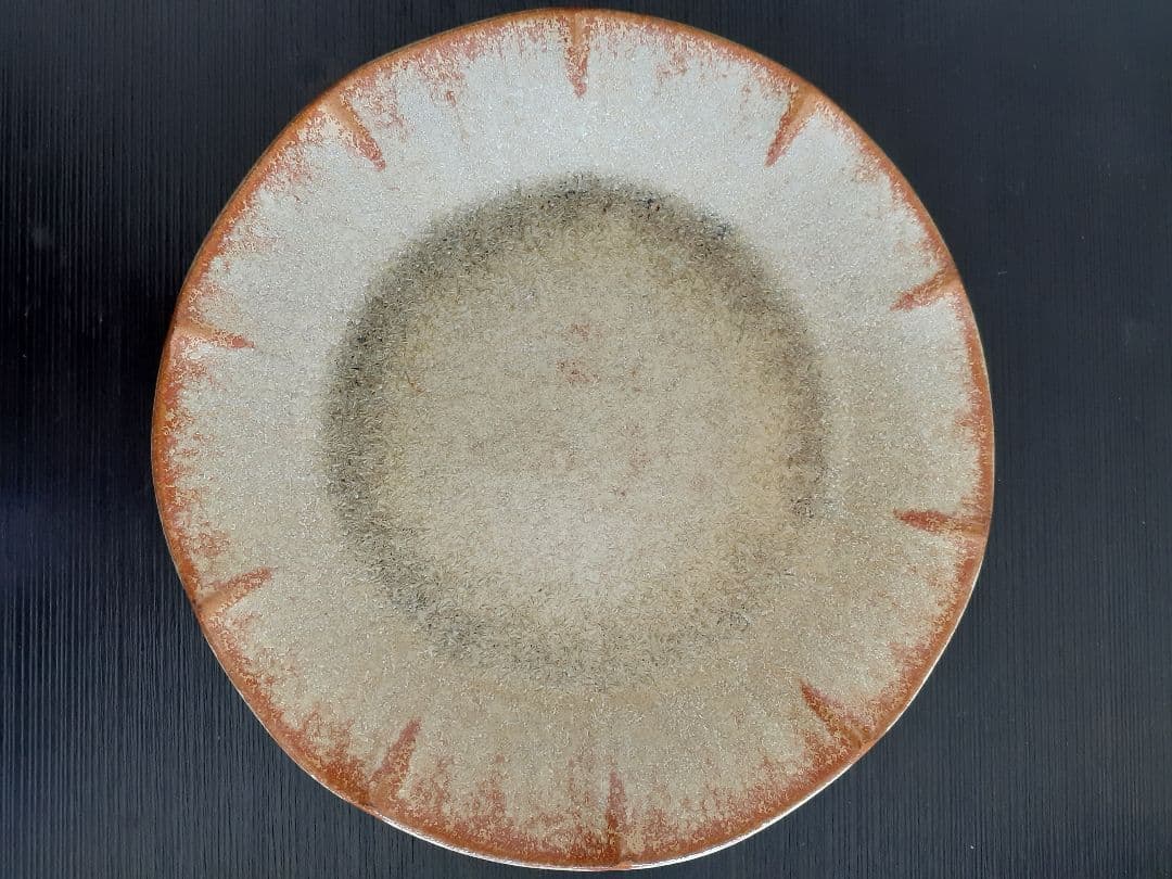 中尾哲彰　睦月銀河　子を背負う皿