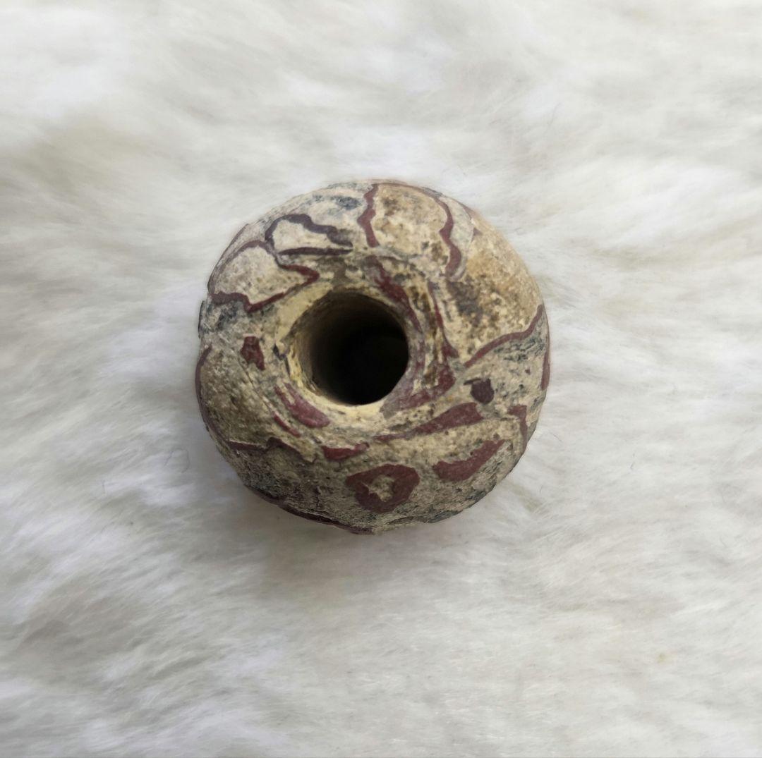 019　蜻蛉玉　古いベージュと赤の模様の球形ビーズ！