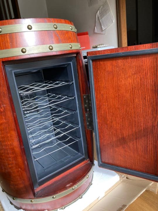 アンティークな樽型デザインのワインクーラーです。(赤字値段)