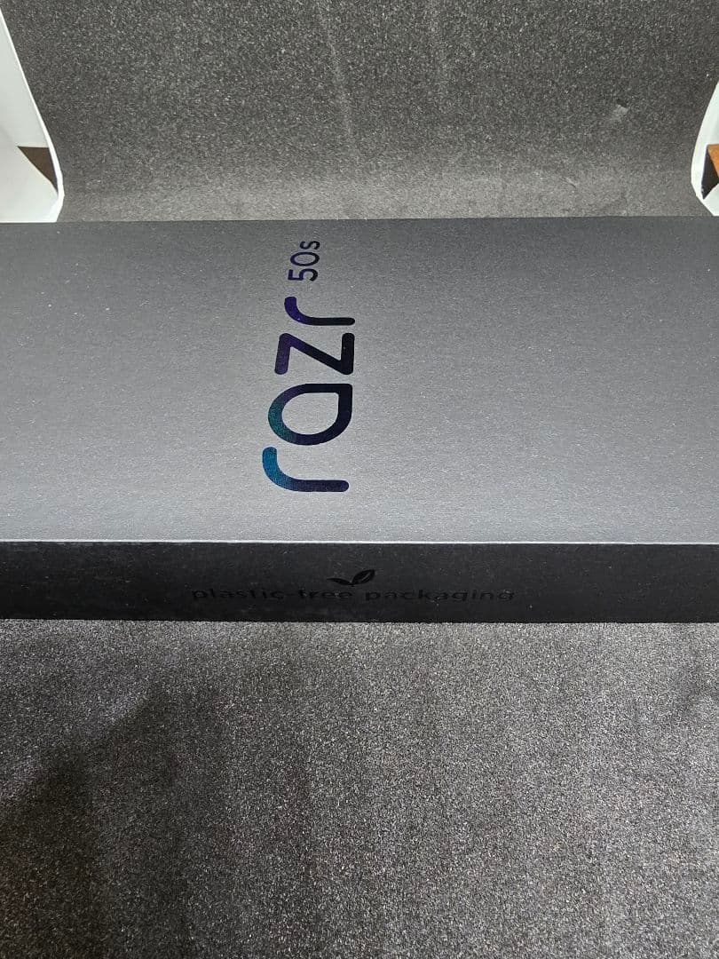 新品　未使用　残債無し　motorola razr 50s 5G