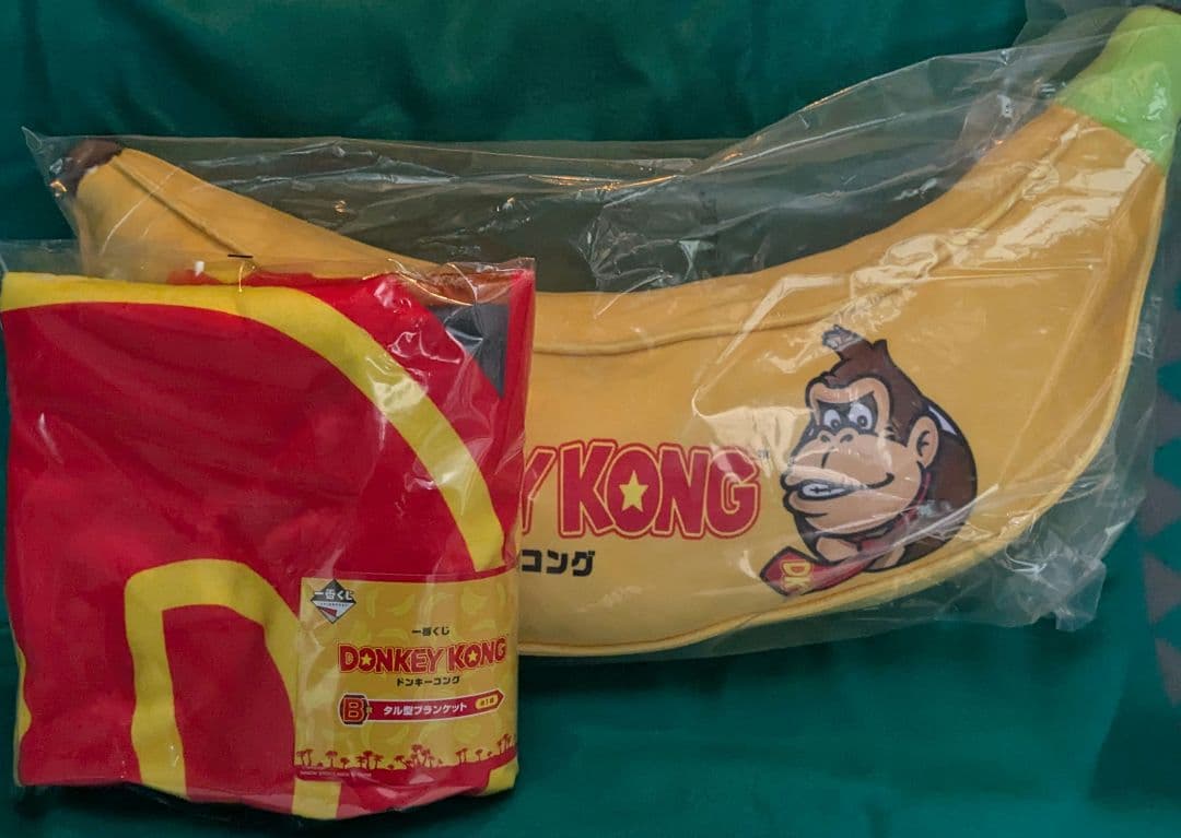 一番くじ ドンキーコング　A賞大きなバナナぬいぐるみ　B賞 タル型ブランケット