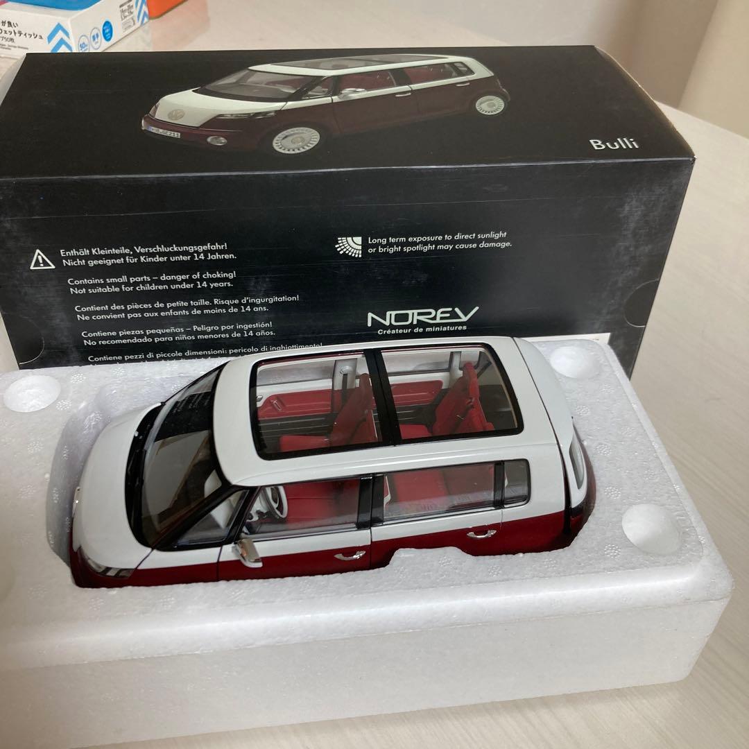 NOREV Bulli ミニカー 赤/白 1/18