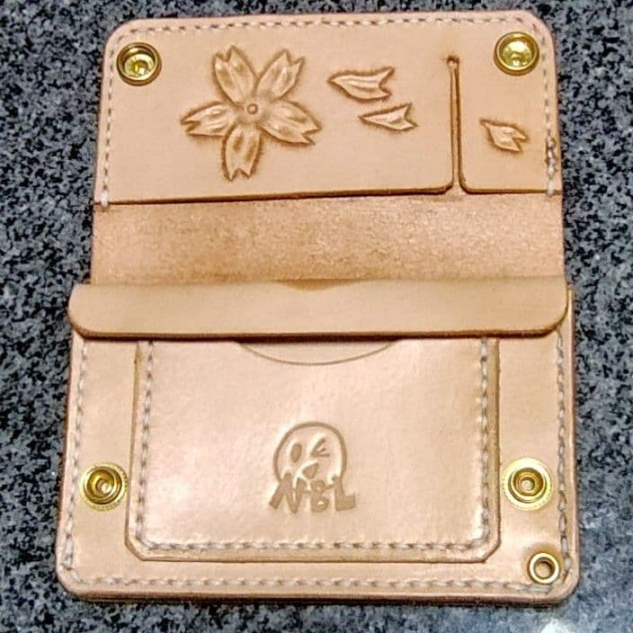 ミドルサイズトラッカーウォレット ナチュラル 桜のカービング