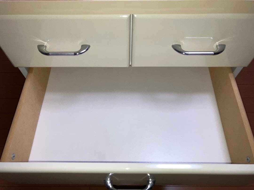 ホワイト鏡面チェスト取手付き 5段 幅60cm高さ90㎝/タンス