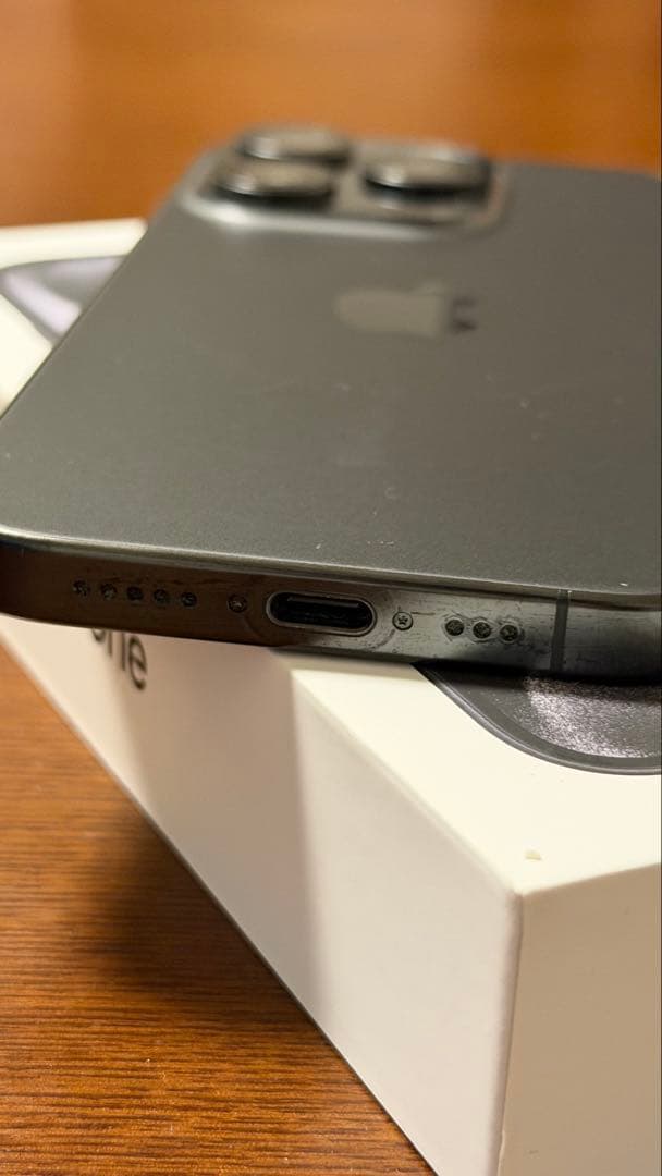 iPhone 15 Pro 256GB ブラックチタニウム　Simフリー