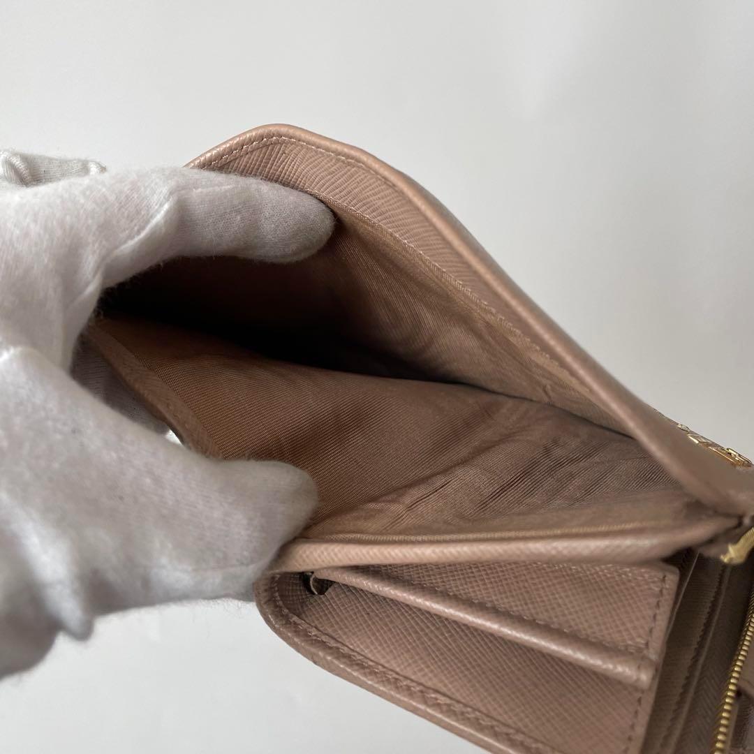 【美品】プラダ 二つ折り財布 サフィアーノレザー ベージュ 1ML018