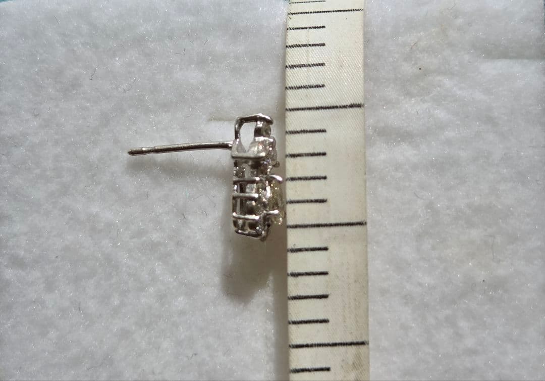 K18WG ダイヤピアス