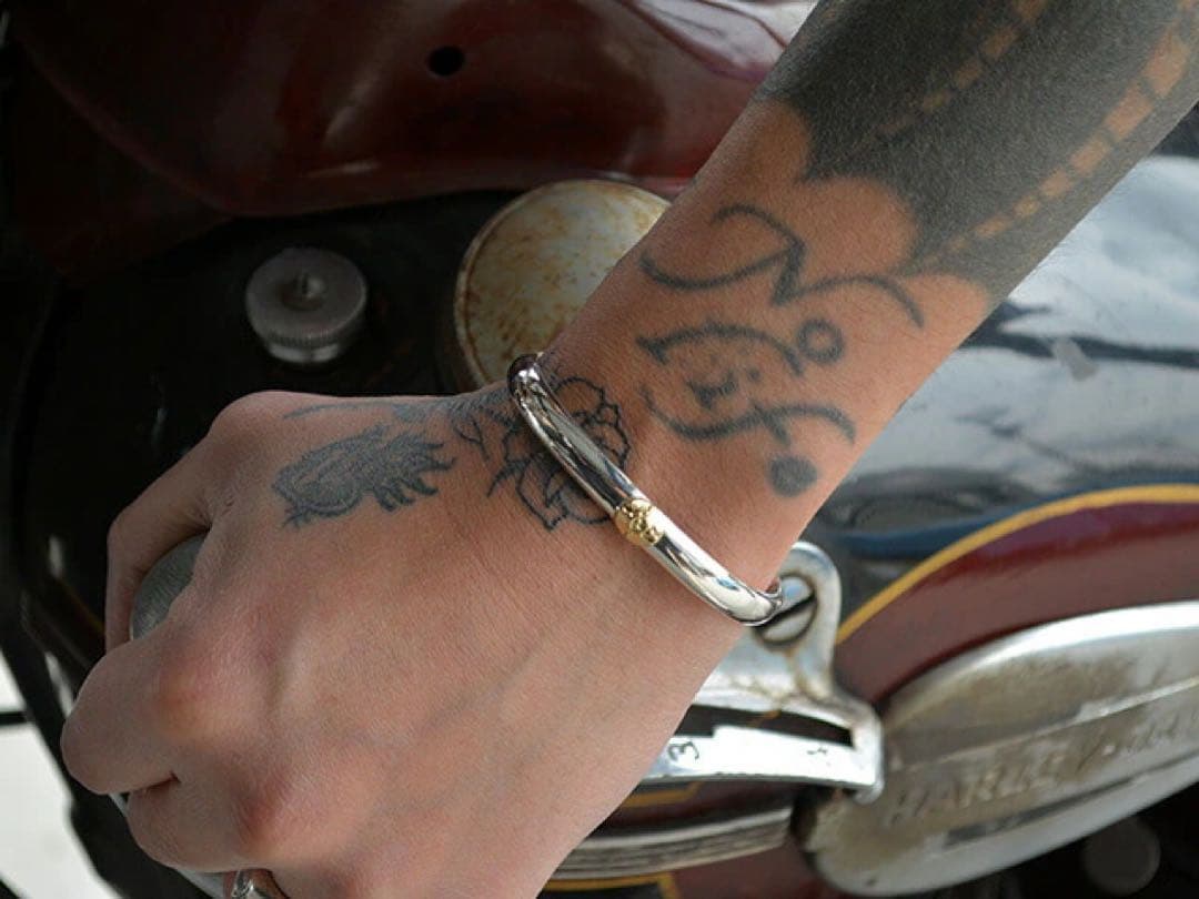 ファーストアローズ　K18付 丸甲プレーンバングル　　【保証書付き】試着のみ