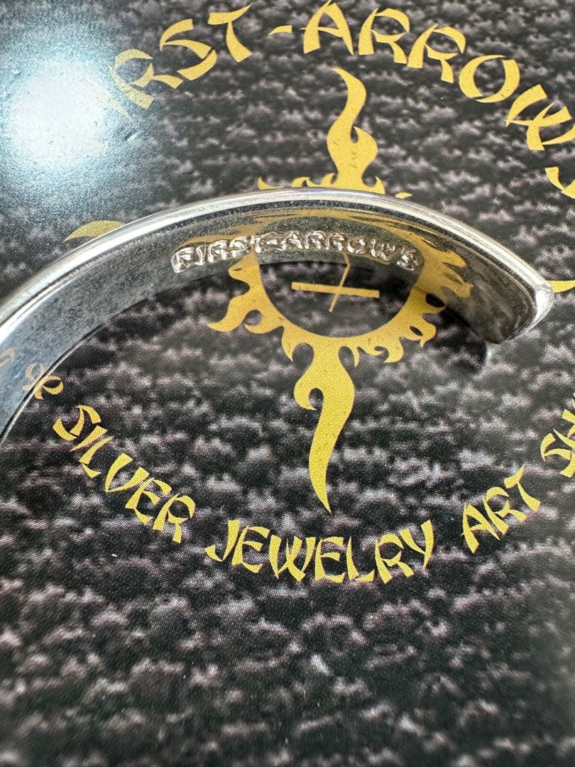 ファーストアローズ　K18付 丸甲プレーンバングル　　【保証書付き】試着のみ