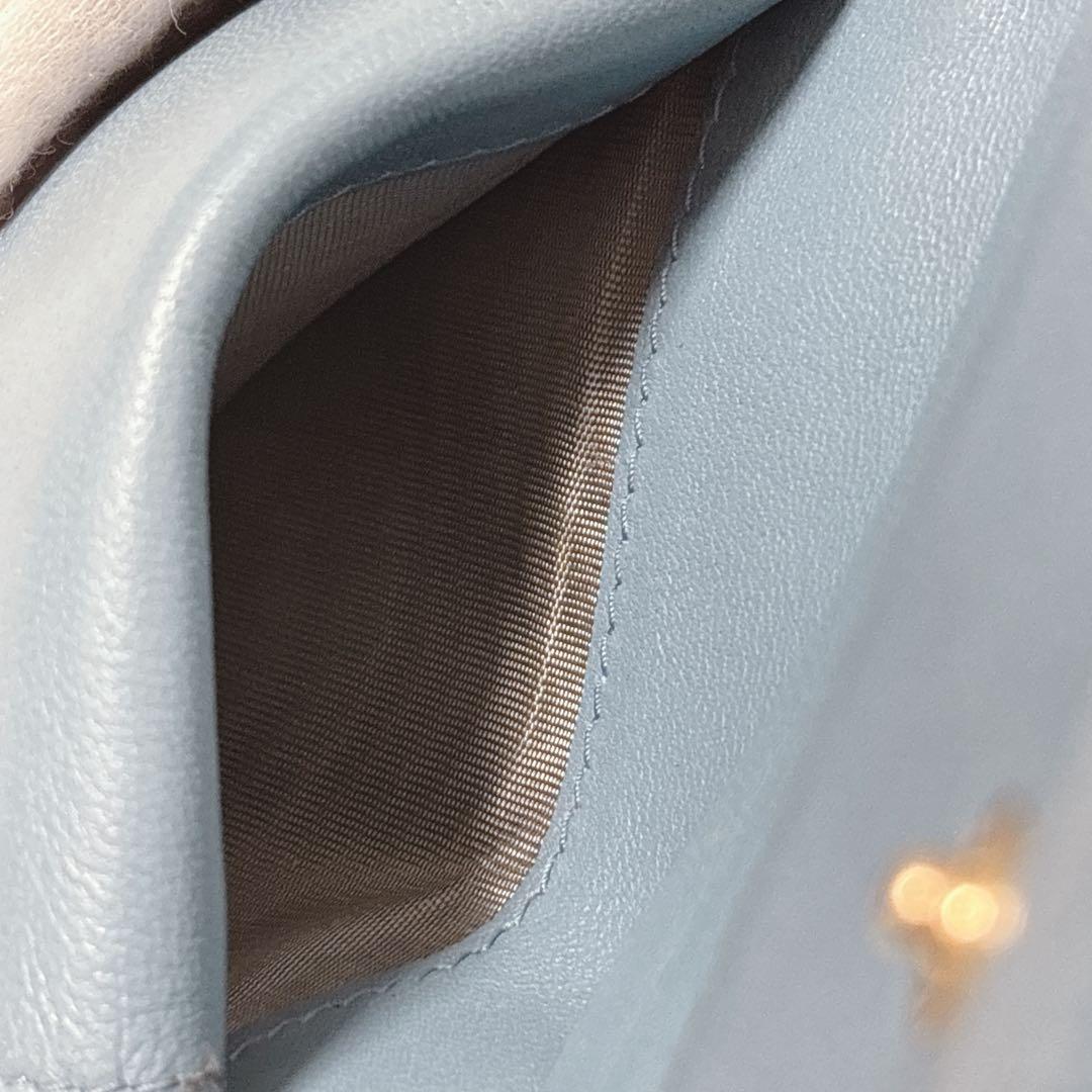 極美品✨️miumiu マテラッセ 二つ折り財布 ロゴ金具 ブルー 現行ロゴ