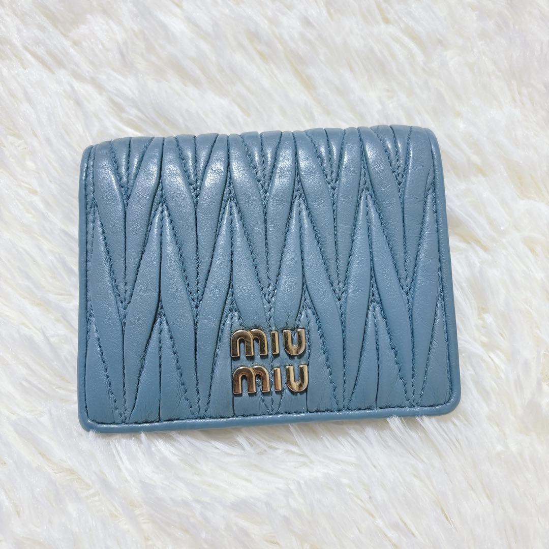 極美品✨️miumiu マテラッセ 二つ折り財布 ロゴ金具 ブルー 現行ロゴ