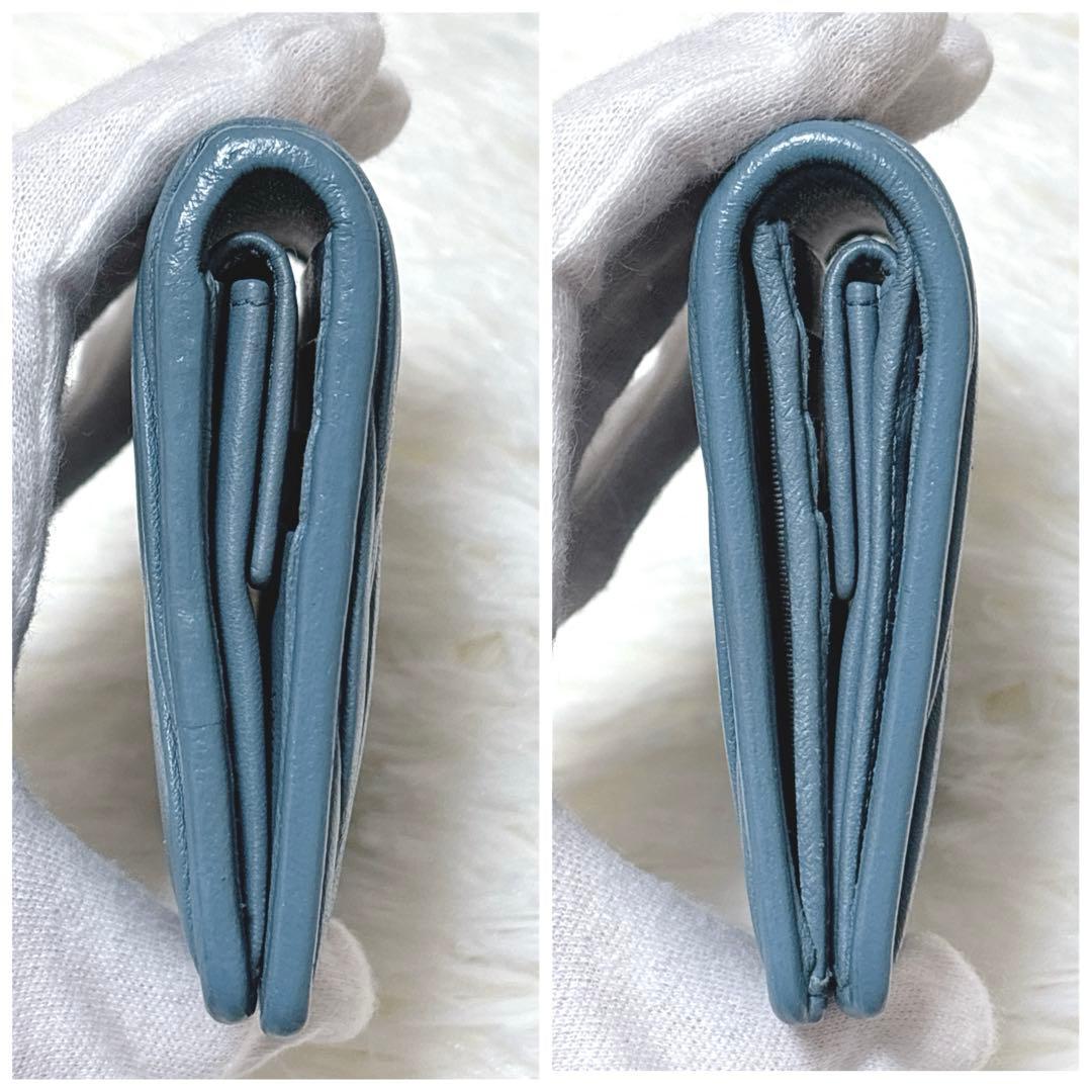 極美品✨️miumiu マテラッセ 二つ折り財布 ロゴ金具 ブルー 現行ロゴ