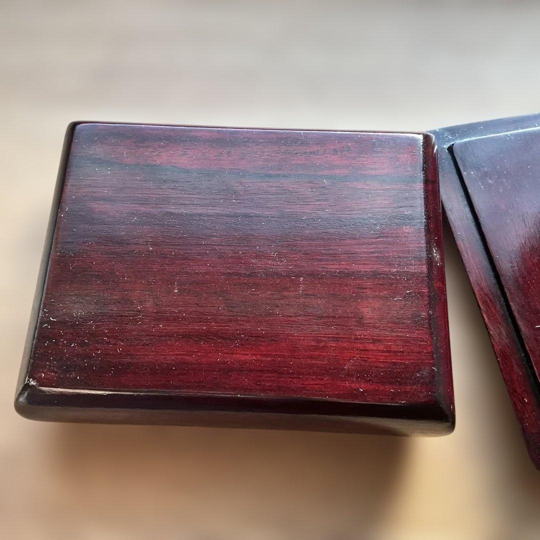 花彫刻、象嵌の赤い漆器小物入れ、唐木