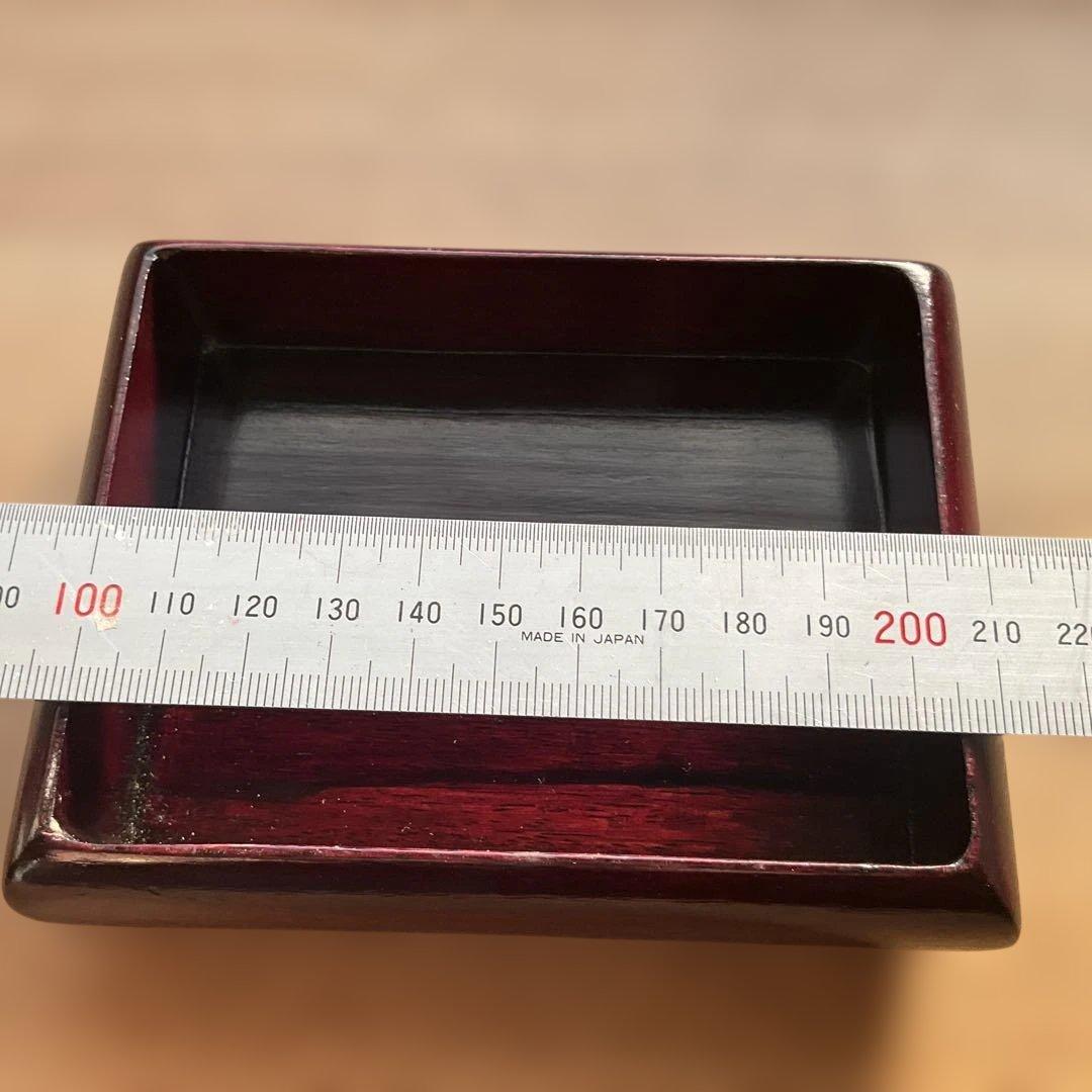 花彫刻、象嵌の赤い漆器小物入れ、唐木