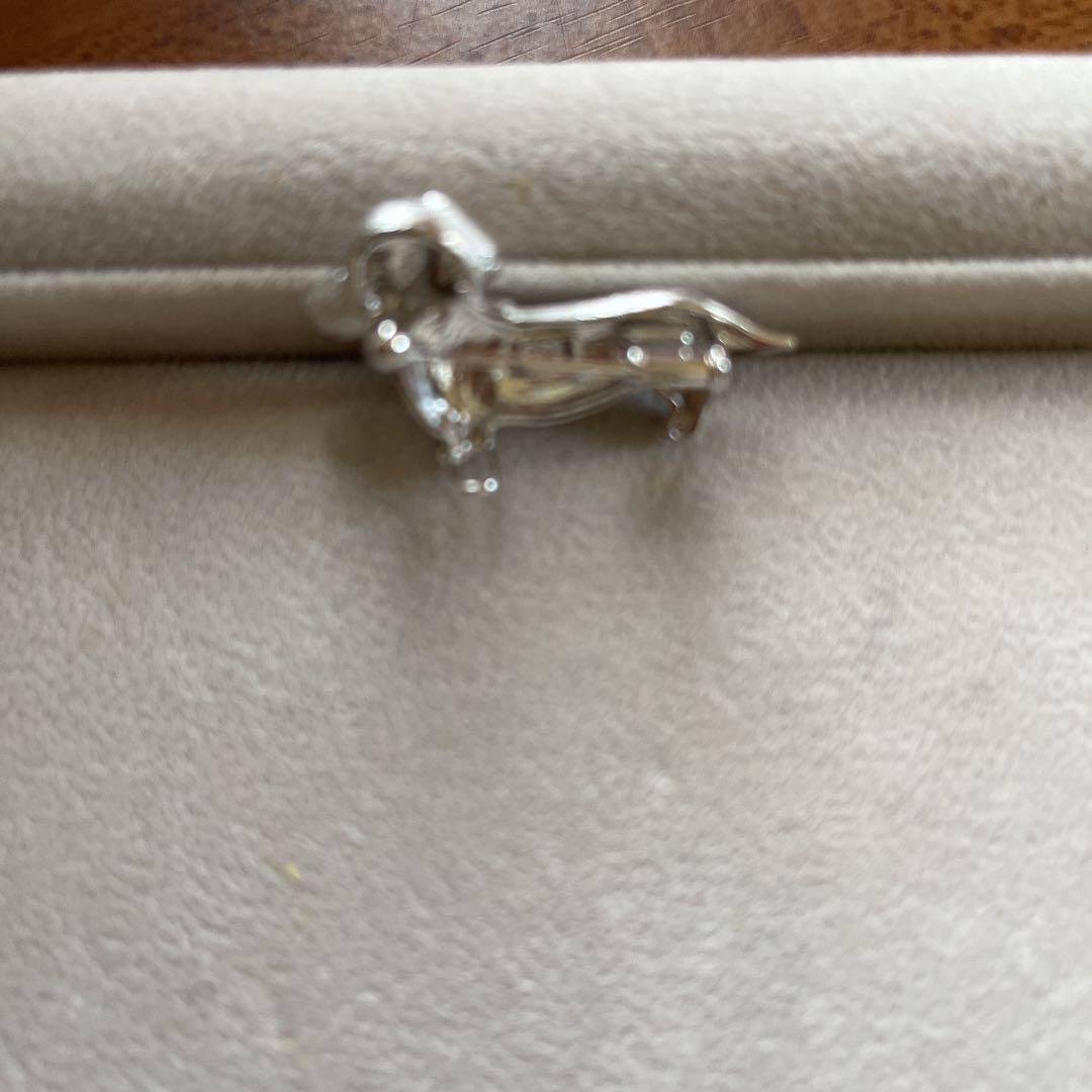 ミニチュアダックスのダイヤ付きブローチ