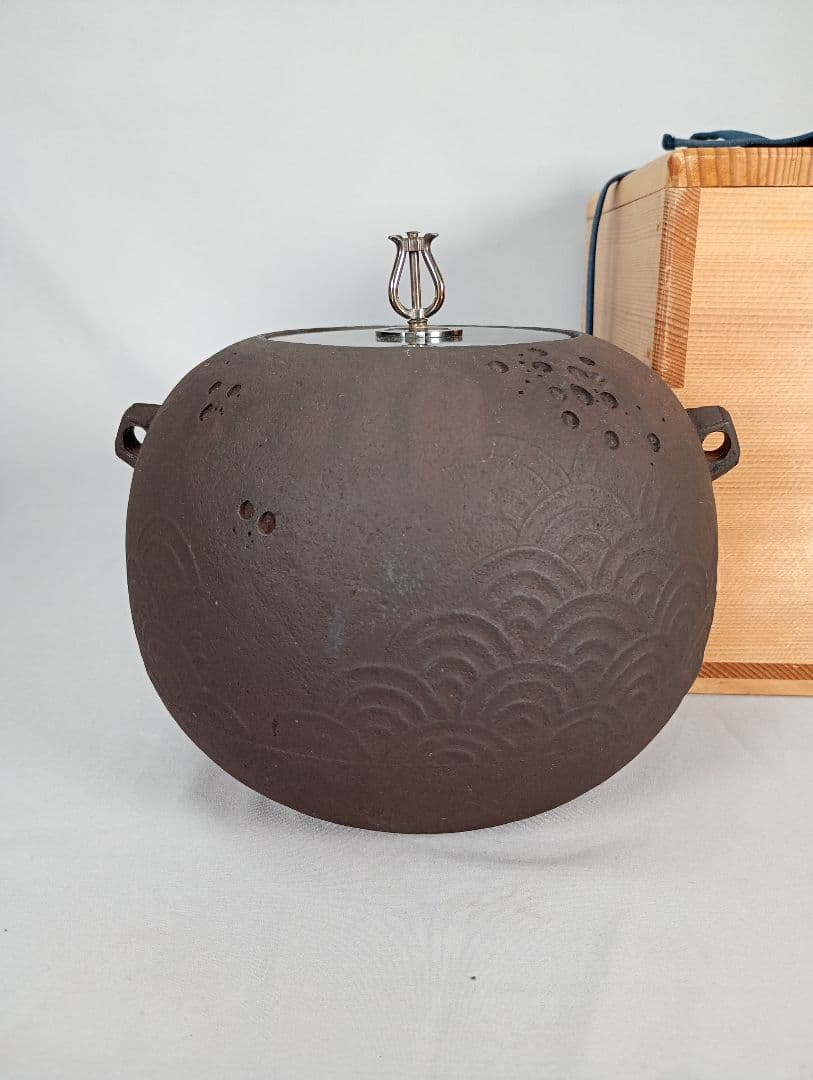 【茶道具】青海波紋様姥口丸釜　南鐐摘み　亀甲鐶付　茶釜　釜368