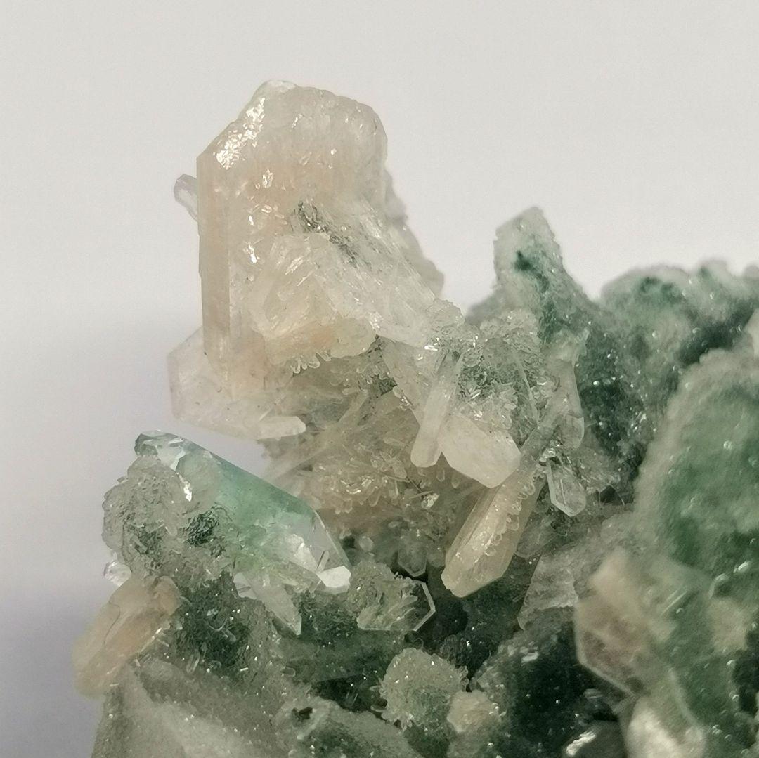 ブラックカルセドニー　ピンクスティルバイト