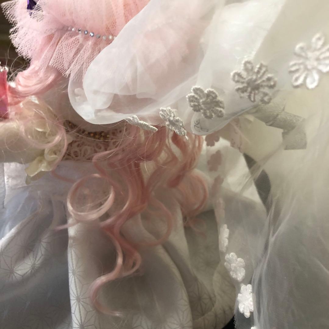 ウェディングドレスを着たハローキティ